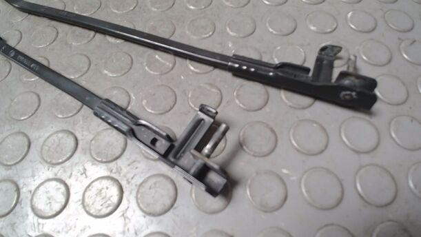 Foto: SCHEIBENWISCHERARME VORN eines VW Golf 1.6