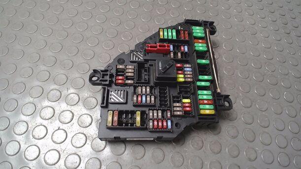 Foto: SICHERUNGSKASTEN HINTEN/ SAM MODUL eines BMW 525d Touring Aut. GTI
