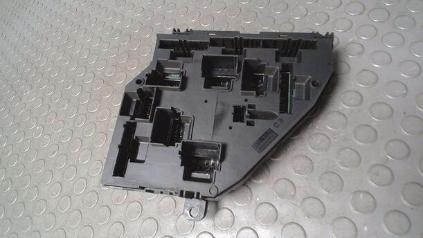 Foto: SICHERUNGSKASTEN HINTEN/ SAM MODUL eines BMW 525d Touring Aut. GTI