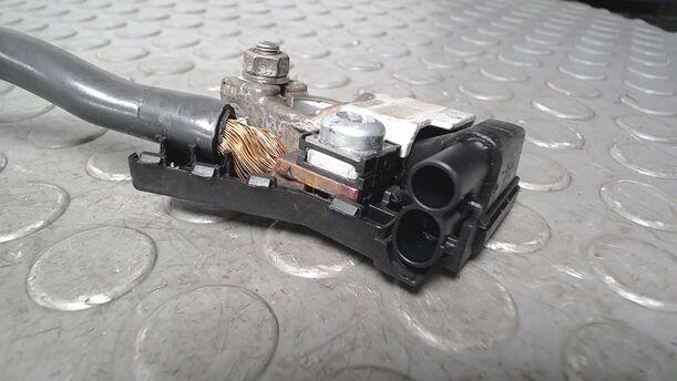 Foto: MASSEKABEL BATTERIE/ BATTERIEKABEL MINUS eines BMW 525d Touring Aut. GTI