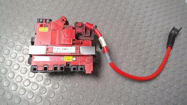 Foto: B+ VERTEILER/ STROMVERTEILER BATTERIE eines BMW 525d Touring Aut. GTI