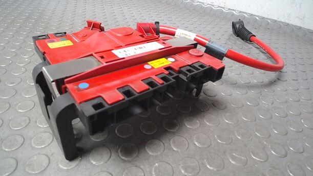 Foto: B+ VERTEILER/ STROMVERTEILER BATTERIE eines BMW 525d Touring Aut. GTI