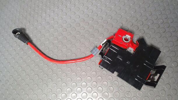 Foto: B+ VERTEILER/ STROMVERTEILER BATTERIE eines BMW 525d Touring Aut. GTI