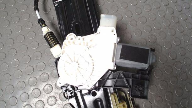 Foto: FENSTERHEBER ELEKTRISCH HINTEN LINKS ( TOURING ) eines BMW 525d Touring Aut. GTI