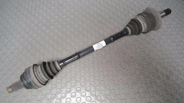 Foto: ANTRIEBSWELLE HINTEN LINKS ( AUTOMATIK ) eines BMW 525d Touring Aut. GTI