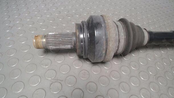 Foto: ANTRIEBSWELLE HINTEN LINKS ( AUTOMATIK ) eines BMW 525d Touring Aut. GTI