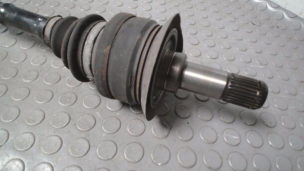 Foto: ANTRIEBSWELLE HINTEN LINKS ( AUTOMATIK ) eines BMW 525d Touring Aut. GTI