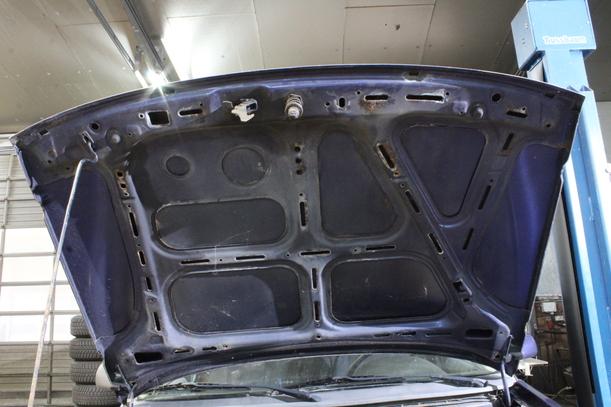 Foto: MOTORHAUBE eines Opel Astra Caravan GTI