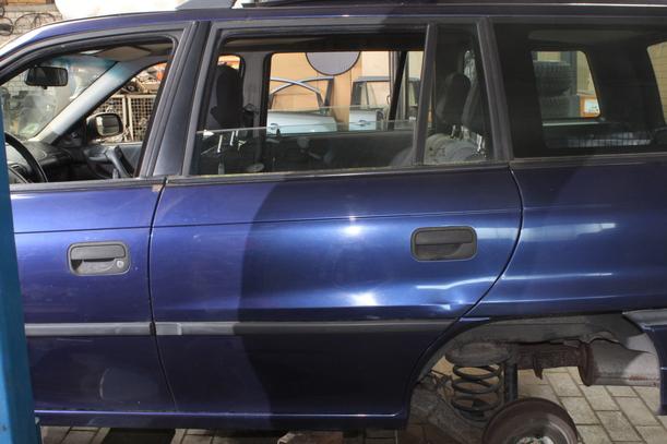 Foto: TÜR HINTEN LINKS ( CARAVAN ) eines Opel Astra Caravan GTI