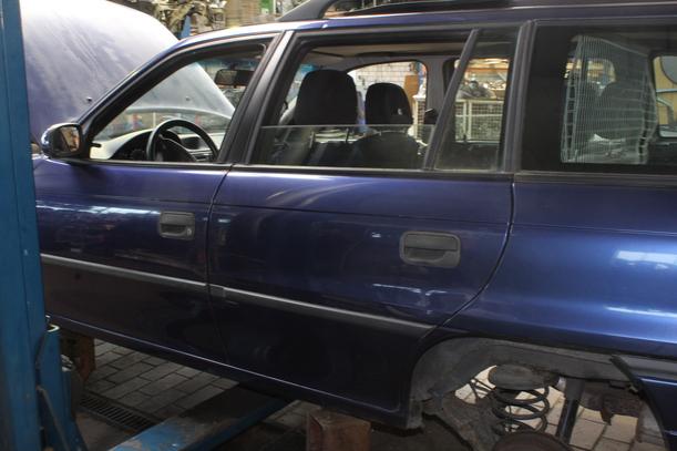 Foto: TÜR HINTEN LINKS ( CARAVAN ) eines Opel Astra Caravan GTI