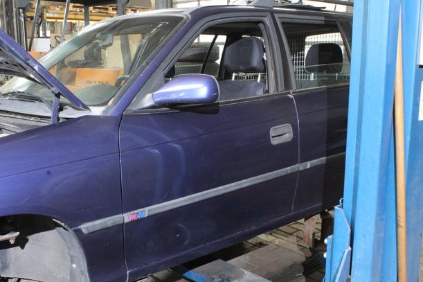 Foto: TÜR VORN LINKS ( 4/5 TÜRER ) eines Opel Astra Caravan GTI