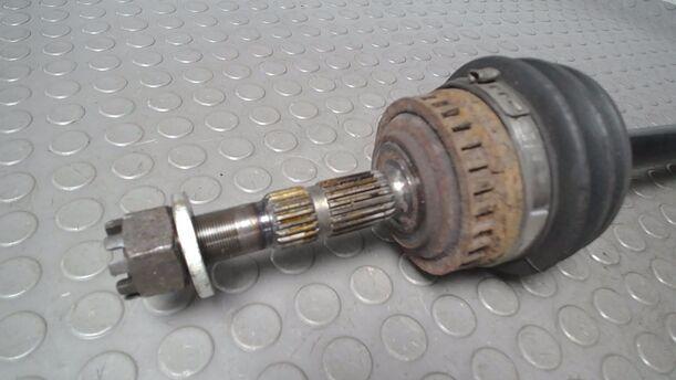 Foto: ANTRIEBSWELLE LINKS eines Opel Astra Caravan GTI