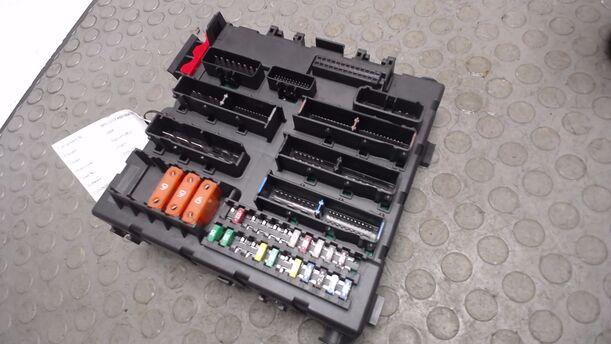 Foto: SICHERUNGSKASTEN ELEKTRONIKMODUL (ENTHEIRATET) eines Opel Signum 1.9 CDTI GTI