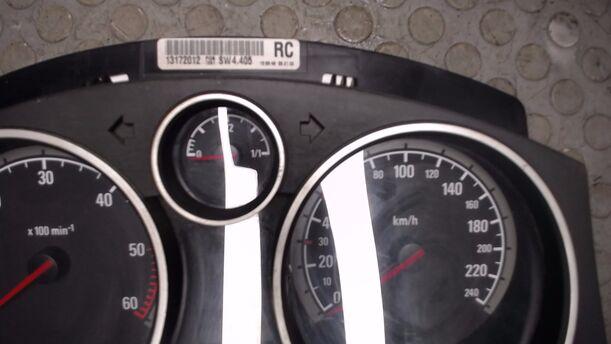 Foto: TACHOEINHEIT / INSTRUMENTENTAFEL (ENTHEIRATET) eines Opel Astra 1.7 CDTI Caravan GTI