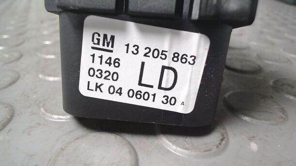 Foto: LICHTSCHALTER (OHNE NEBELSCHEINWERFER) eines Opel Zafira 1.9 CDTI GTI