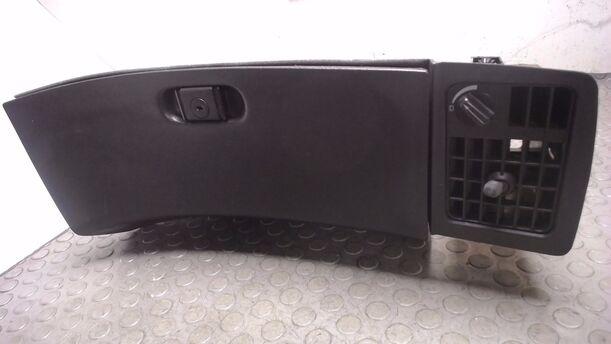 Foto: HANDSCHUHFACH eines Saab 9000 2.3i GTI