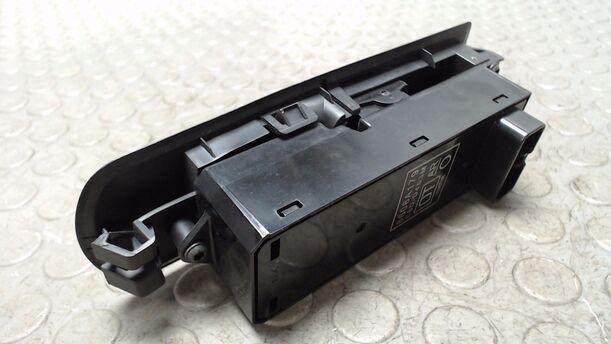 Foto: FENSTERHEBERSCHALTER LINKS eines Mitsubishi Colt 1.3 GTI