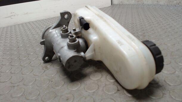 Foto: HAUPTBREMSZYLINDER eines Mitsubishi Colt 1.3 DPF