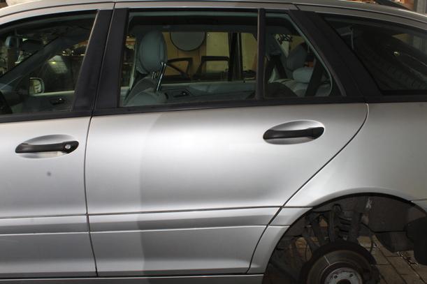 Foto: TÜR HINTEN LINKS (KOMBI) eines Mercedes-Benz C 180 T Kompressor