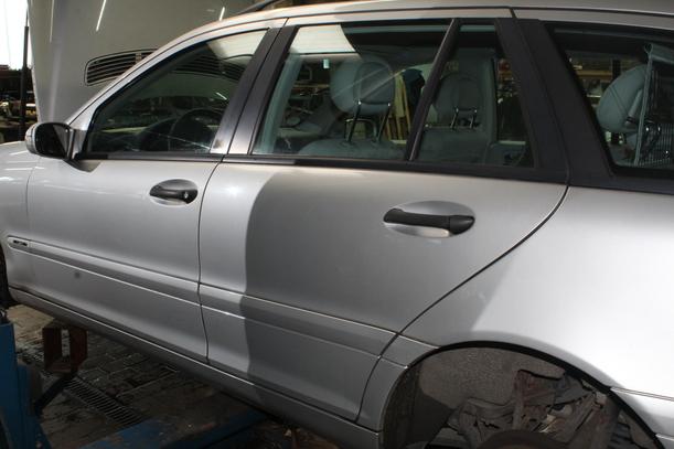Foto: TÜR HINTEN LINKS (KOMBI) eines Mercedes-Benz C 180 T Kompressor