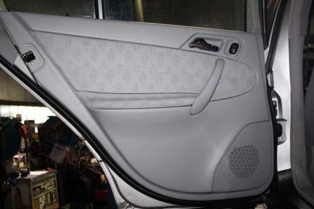 Foto: TÜR HINTEN LINKS (KOMBI) eines Mercedes-Benz C 180 T Kompressor