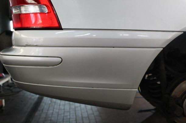 Foto: STOSSFÄNGER / STOßSTANGE HINTEN eines Mercedes-Benz C 180 T Kompressor