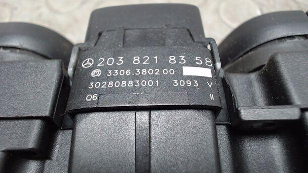 Foto: SCHALTERLEISTE MITTELKONSOLE / WARNBLINKSCHALTER eines Mercedes-Benz C 180 T Kompressor