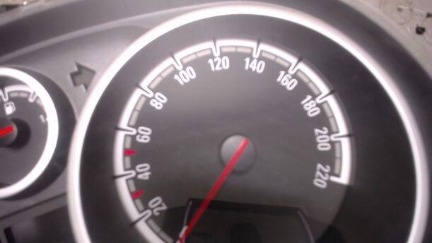 Foto: TACHOEINHEIT / INSTRUMENT (ENTHEIRATET) eines Opel Corsa 1.3 CDTI