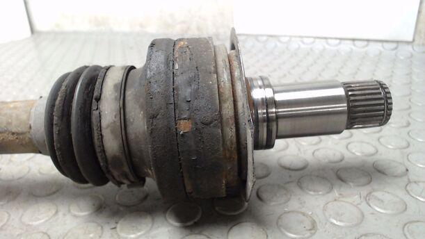 Foto: ANTRIEBSWELLE HINTEN LINKS eines Mercedes-Benz C 180 T Kompressor