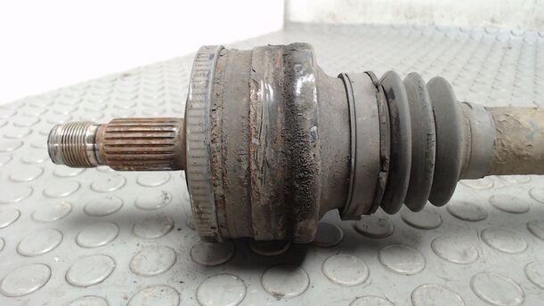 Foto: ANTRIEBSWELLE HINTEN LINKS eines Mercedes-Benz C 180 T Kompressor