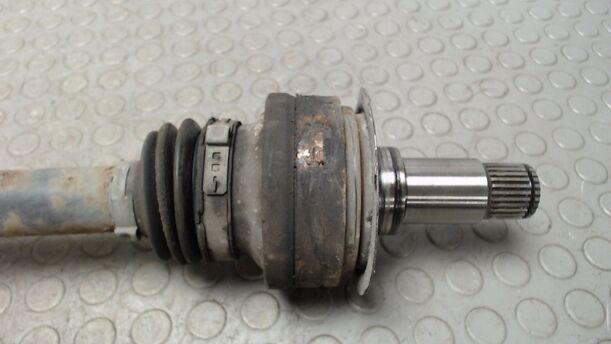 Foto: ANTRIEBSWELLE HINTEN LINKS eines Mercedes-Benz C 180 T Kompressor