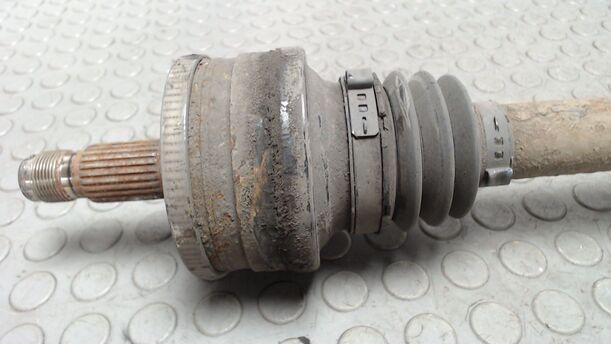 Foto: ANTRIEBSWELLE HINTEN LINKS eines Mercedes-Benz C 180 T Kompressor