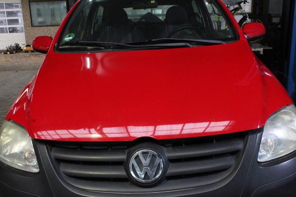 Foto: MOTORHAUBE eines VW Fox 1.2
