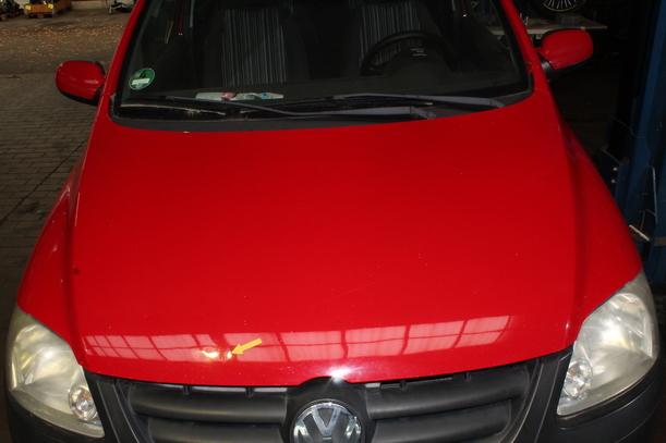 Foto: MOTORHAUBE eines VW Fox 1.2