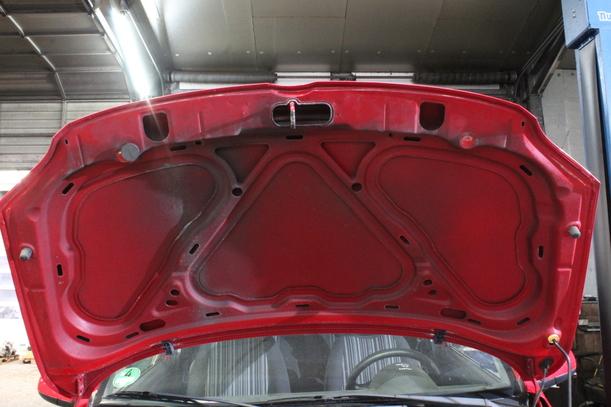 Foto: MOTORHAUBE eines VW Fox 1.2