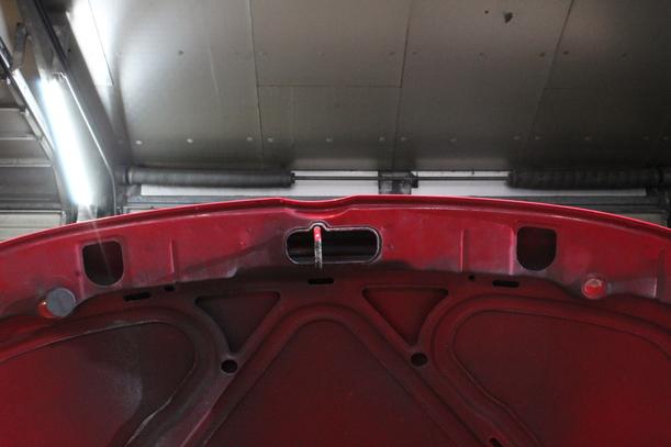 Foto: MOTORHAUBE eines VW Fox 1.2
