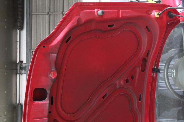 Foto: MOTORHAUBE eines VW Fox 1.2