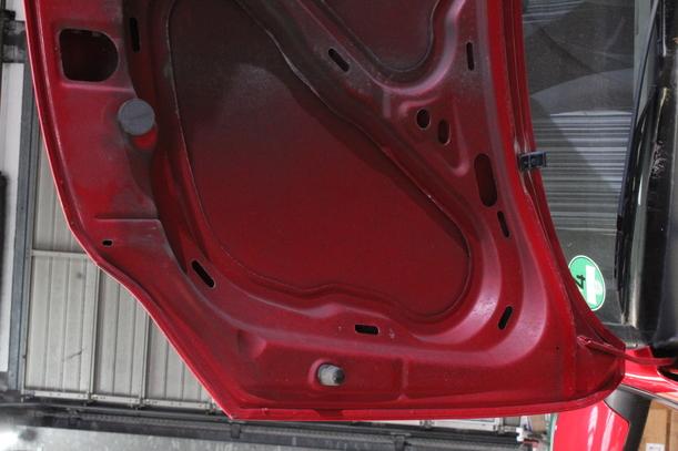 Foto: MOTORHAUBE eines VW Fox 1.2