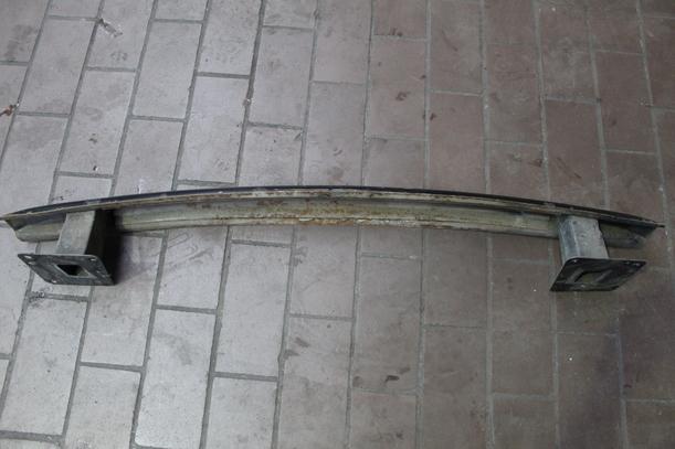 Foto: VERSTÄRKUNG HINTEN eines VW Fox 1.2