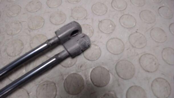 Foto: HECKKLAPPENDÄMPFERPAAR eines Chrysler 300C 3.0 CRD DPF Automatik