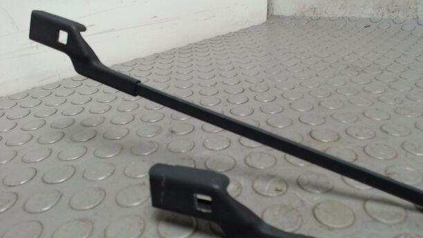 Foto: SCHEIBENWISCHERARME VORN eines VW Touran 2.0 EcoFuel Highline