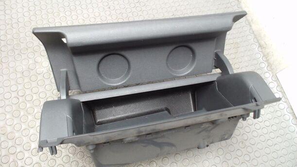 Foto: HANDSCHUHFACH eines VW Touran 2.0 EcoFuel Highline