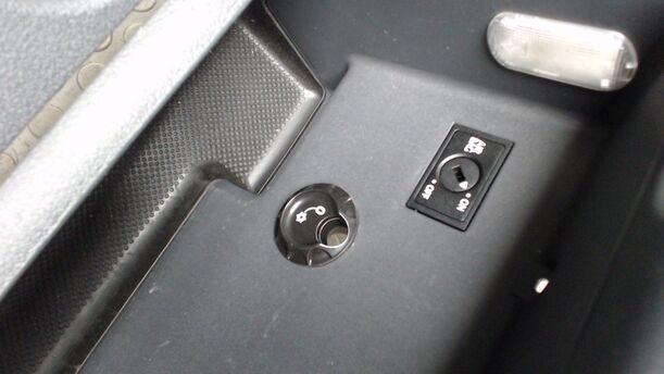 Foto: HANDSCHUHFACH eines VW Touran 2.0 EcoFuel Highline