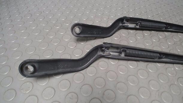 Foto: SCHEIBENWISCHERARME VORN eines Ford Fiesta 1.3 Highline