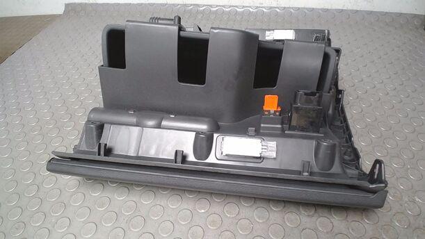 Foto: HANDSCHUHFACH ( GOLF PLUS ) eines VW Golf Plus 1.6 TDI DPF DSG Highline
