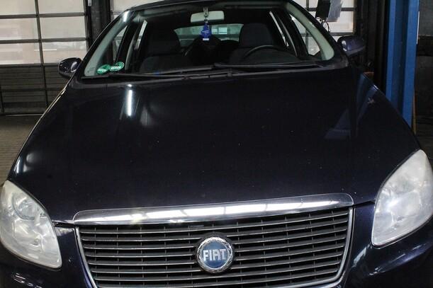 Foto: MOTORHAUBE eines Fiat Croma 2.2 16V Highline