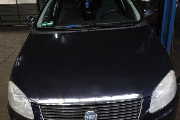 Foto: MOTORHAUBE eines Fiat Croma 2.2 16V Highline
