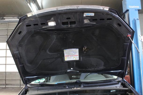 Foto: MOTORHAUBE eines Fiat Croma 2.2 16V Highline