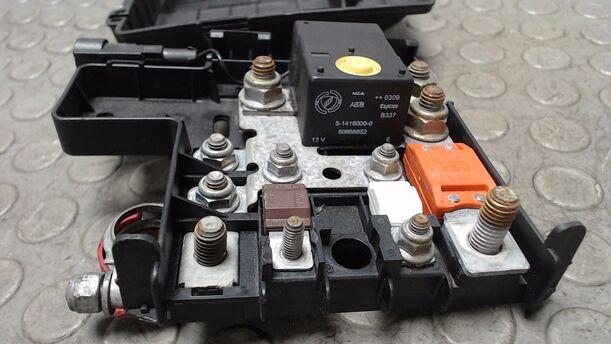 Foto: BATTERIEPOL PLUS / SICHERUNGSKASTEN eines Fiat Croma 2.2 16V