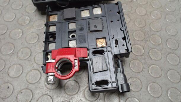 Foto: BATTERIEPOL PLUS / SICHERUNGSKASTEN eines Fiat Croma 2.2 16V